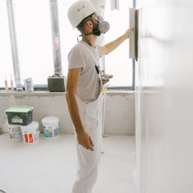 Czym wyróżnia się gładź szpachlowa polimerowa MasterMas Classic?