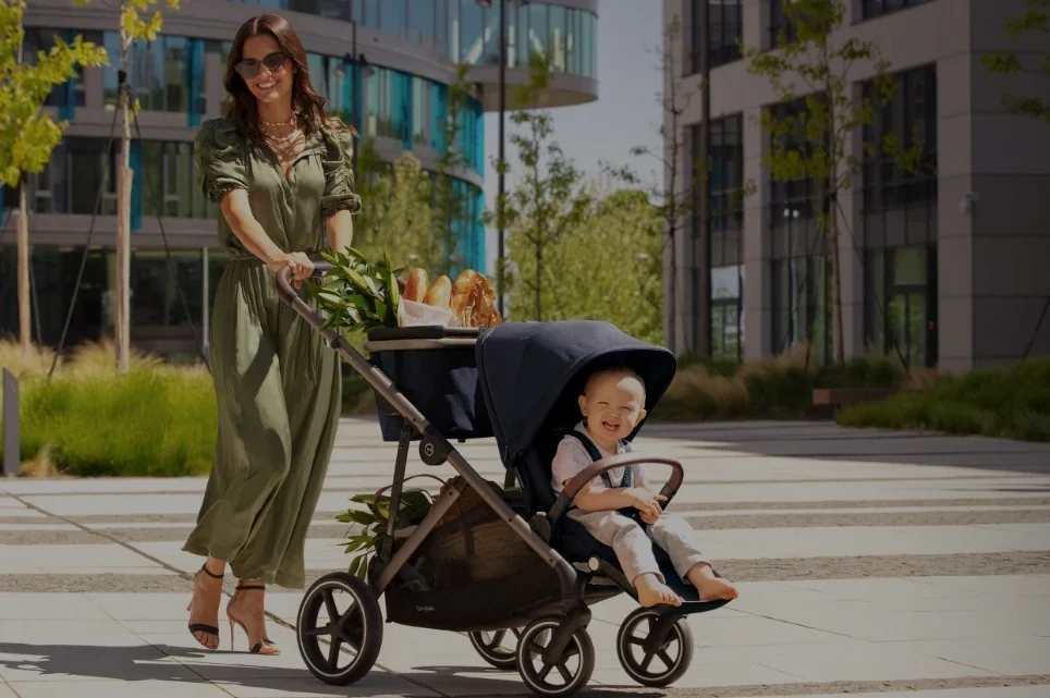 Wózek wielofunkcyjny 2w1 – jak połączyć wygodę, funkcjonalność i bezpieczeństwo?