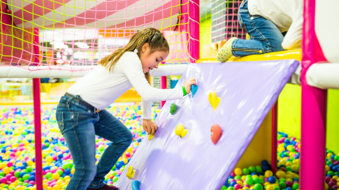 Energia, śmiech i ruch – dlaczego park trampolin w Warszawie to idealne miejsce na rodzinny weekend