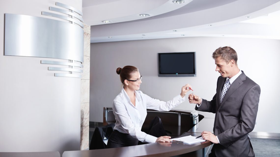 Recepcja jako wizytówka firmy – jak dobrać odpowiednie lady