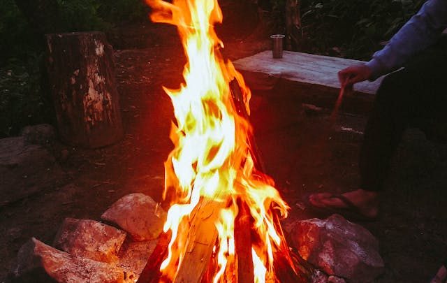 Ognisko integracyjne – pomysł na wyjątkowe spotkanie plenerowe