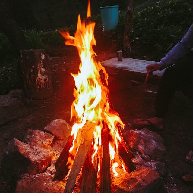 Ognisko integracyjne – pomysł na wyjątkowe spotkanie plenerowe