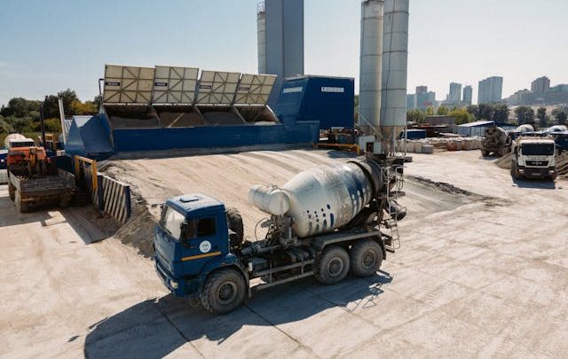 Betoniarnia – jak przebiega produkcja betonu i od czego zależy jego jakość