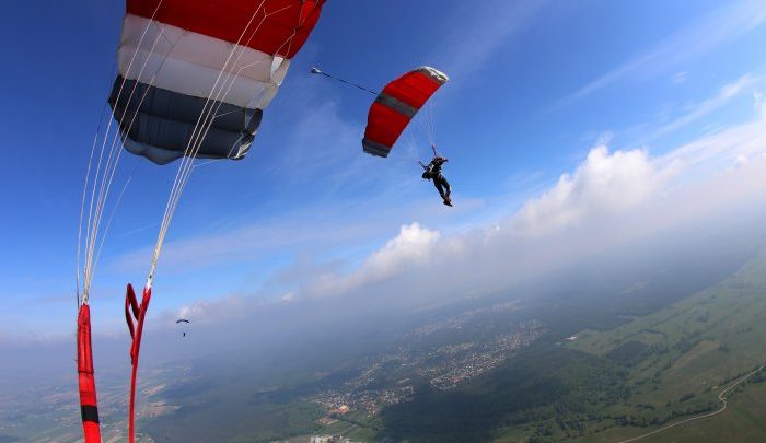 Skok spadochronowy – bezpieczeństwo, wymagania i przebieg krok po kroku